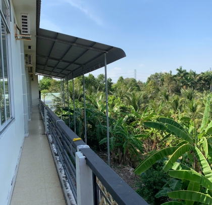 không khí trong lành từ rất nhiều cây xanh bao quanh 